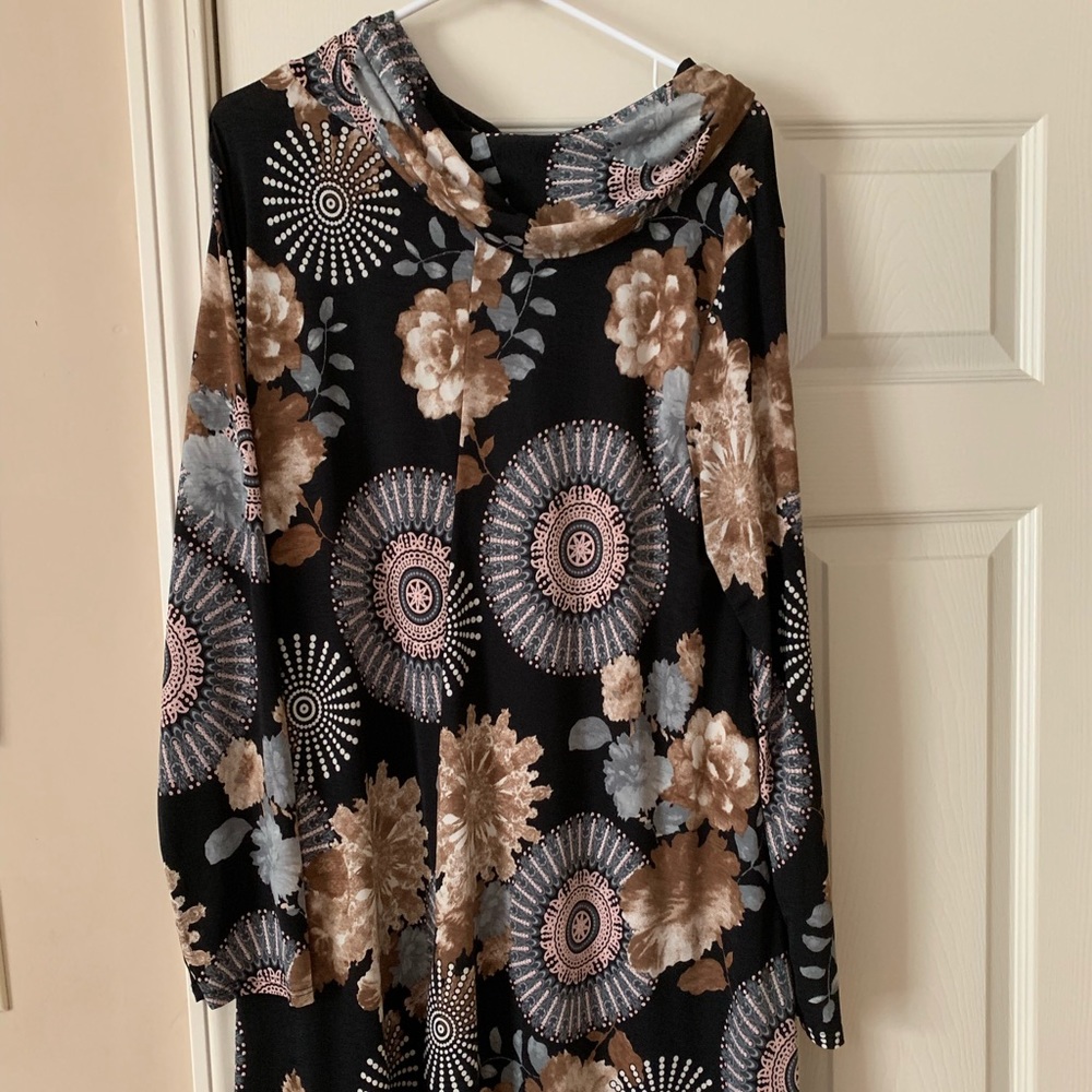 Worn once. Great with leggings.